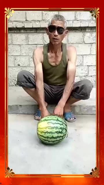 大爷吃鸡吃瓜,乐享田园生活