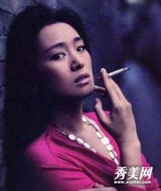 女明星抽烟图,女明星吸烟瞬间，尽显独特魅力
